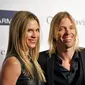 Drummer Foo Fighters Taylor Hawkins (kanan) bersama istrinya, Alison Hawkins. (John Shearer/Invision/AP, File)