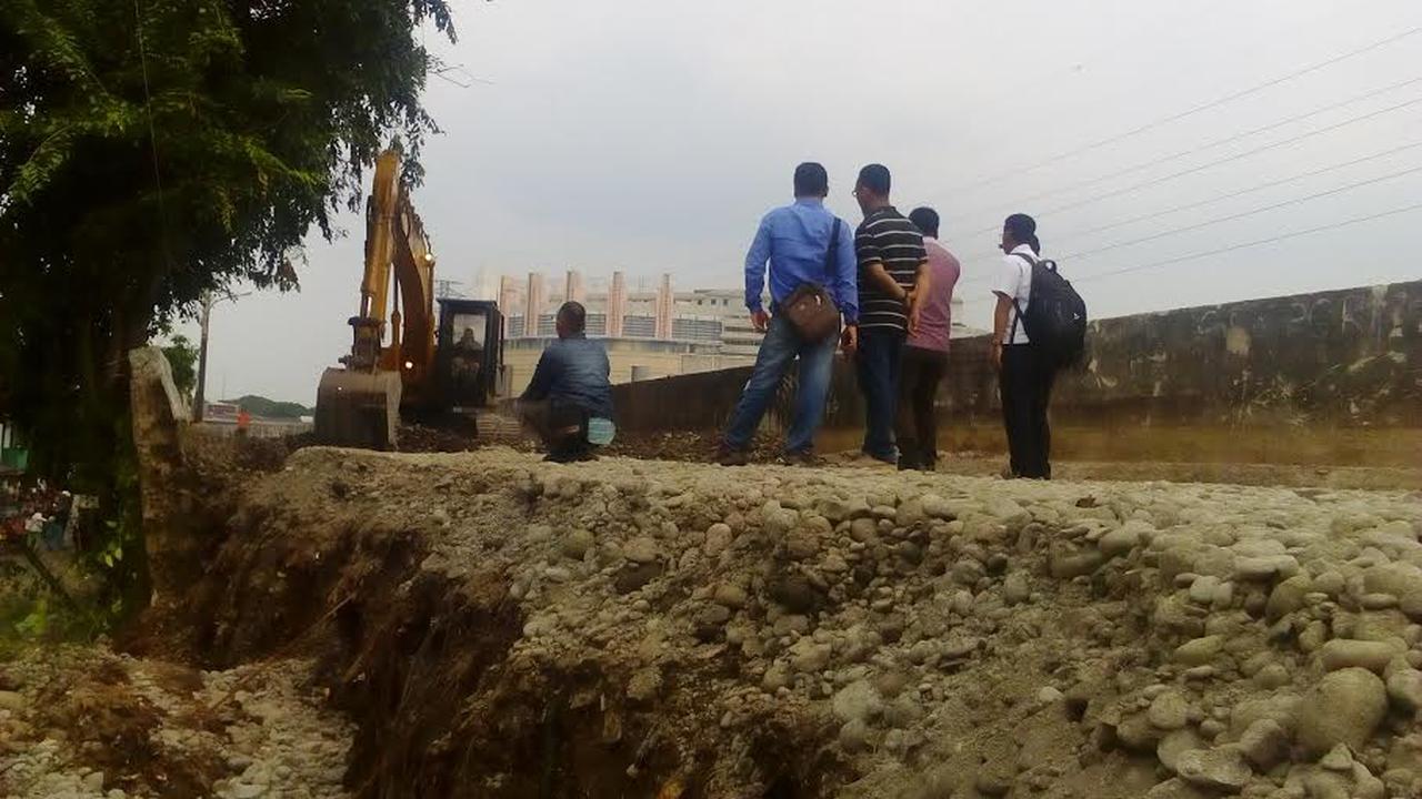 Tembok pembatas tanggul Kanal Banjir Barat runtuh 