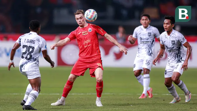<p>Pemain Persija Jakarta, Maciej Jacek Gajos, mengontrol bola dibayangi sejumlah pemain Borneo FC dalam pertandingan pekan ketujuh BRI Liga 1 2023/2024 yang berlangsung di Stadion Patriot Candrabhaga, Bekasi, Rabu (9/8/2023). (Bola.com/Bagaskara Lazuardi)</p>