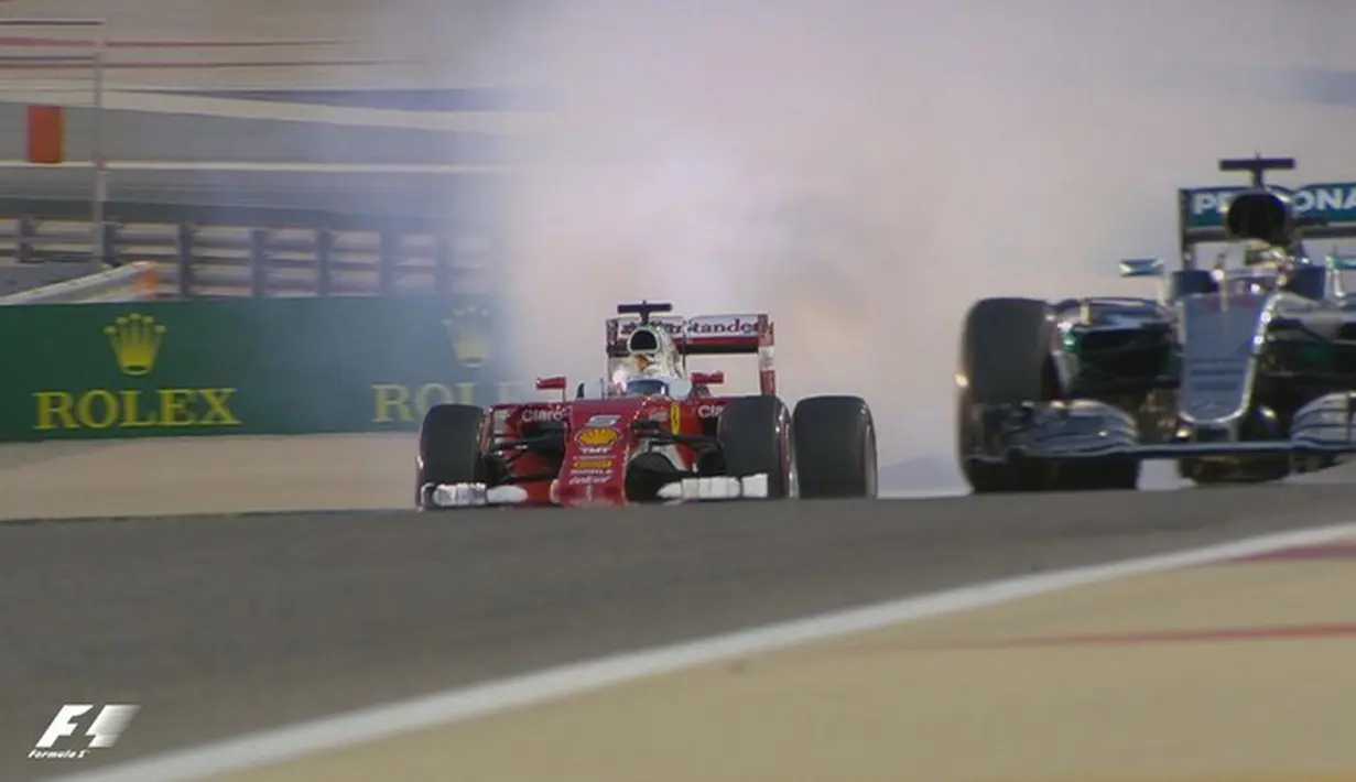 Pebalap Ferrari, Sebastian Vettel, mengalami kerusakan mesin jelang start F1 GP Bahrain di Sirkuit Internasional Sakhir, Bahrain, Minggu (3/4/2016). (Bola.com/Twitter)