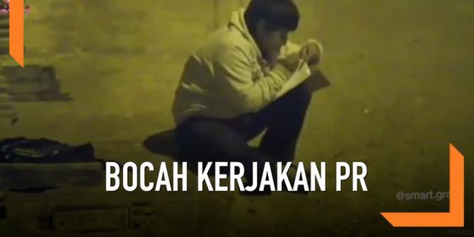 VIDEO: Heboh Rekaman Bocah Kerjakan PR di Bawah Lampu Jalan Raya