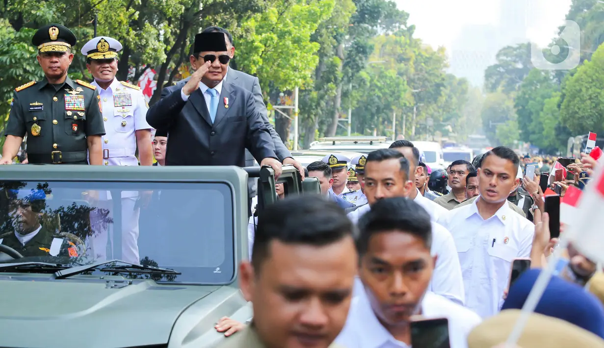 Sepanjang perjalanan menuju Istana, Presiden Republik Indonesia Prabowo Subianto mendapat sambutan hangat dari para prajurit dan pegawai Kementerian Pertahanan. (Liputan6.com/Herman Zakharia)