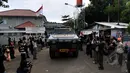 Kepulangan mobil militer dari Nusakambangan, Cilacap, JaDua terpidana mati penyelundup narkoba asal Australia dipindahkan ke Nusakambangan untuk menjalani eksekusi. (Liputan6.com/Johan Tallo)