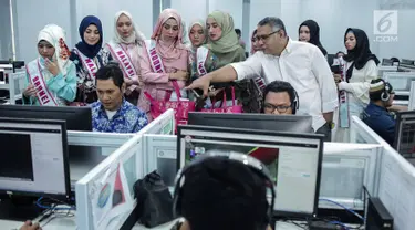 Peserta Puteri Muslimah Asia 2018 melihat ruangan monitoring Komisi Penyiaran Indonesia (KPI), Jakarta, Jumat (4/5). Kunjungan tersebut untuk mengenalkan peserta Puteri Muslimah Asia lebih dekat tugas dan tanggung jawab KPI. (Liputan6.com/Faizal Fanani)