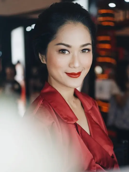 Sering pamer bared face, ternyata wanita 35 tahun ini cocok banget menggunakan makeup tebal. Begini salah satu inspirasi gaya makeup bold dengan bulu mata tebal dan panjang ala pemeran Iriana di film 'Jokowi'. Lipstik merah menyala juga membuat Phia makin anggun.(Liputan6.com/IG/@prisia)