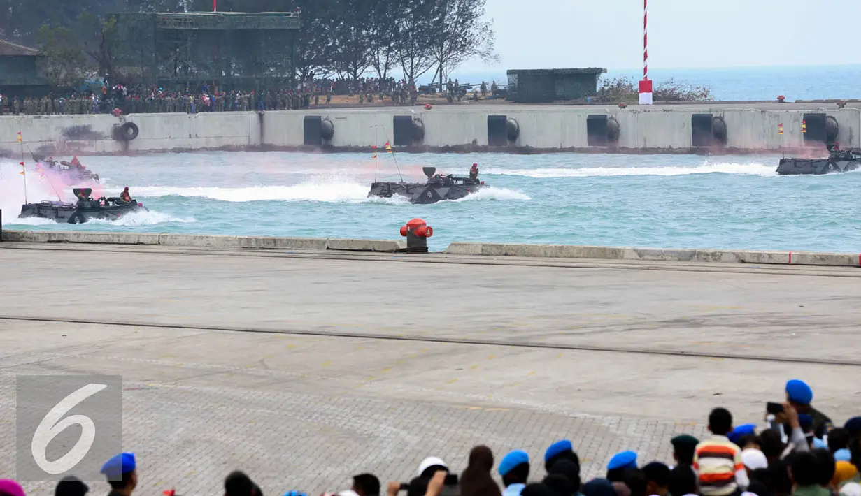 Tank TNI melakukan atraksi di laut saat peringatan HUT TNI ke-70 di Dermaga Indah Kiat, Cilegon, Banten, Senin (5/10/2015). HUT TNI Ke-70 ditandai atraksi tempur tiga matra TNI Angkata Darat, Laut dan Udara. (Liputan6.com/Faisal Fanani)