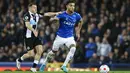 Gelandang Newcastle United Ryan Fraser berebut bola dengan bek Everton Mason Holgate pada lanjutan Liga Inggris di Stadion Goodison Park, Liverpool, Jumat (18/3/2022) dini hari WIB. Bertindak sebagai tuan rumah, Everton menang tipis 1-0.  (Richard Sellers/PA via AP)