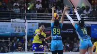 Pemain Jakarta Electric PLN Nurlaili Kusuma Diningrat memblok spike Salsabila Dara dari Bandung bjb Tandamata pada laga PLN Mobile Proliga 2024 di GOR Ken Arok, Malang, Jawa Timur, Sabtu (15/6/2024). (foto: Proliga)