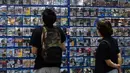 Pelanggan menelusuri game komputer di sebuah toko di Beijing, China, Jumat (10/9/2021). Seorang ayah dari Nanjing, Yan Zhiming mengatakan bahwa pengaturan waktu bermain game online seharusnya adalah tanggung jawab orangtua. (GREG BAKER/AFP)