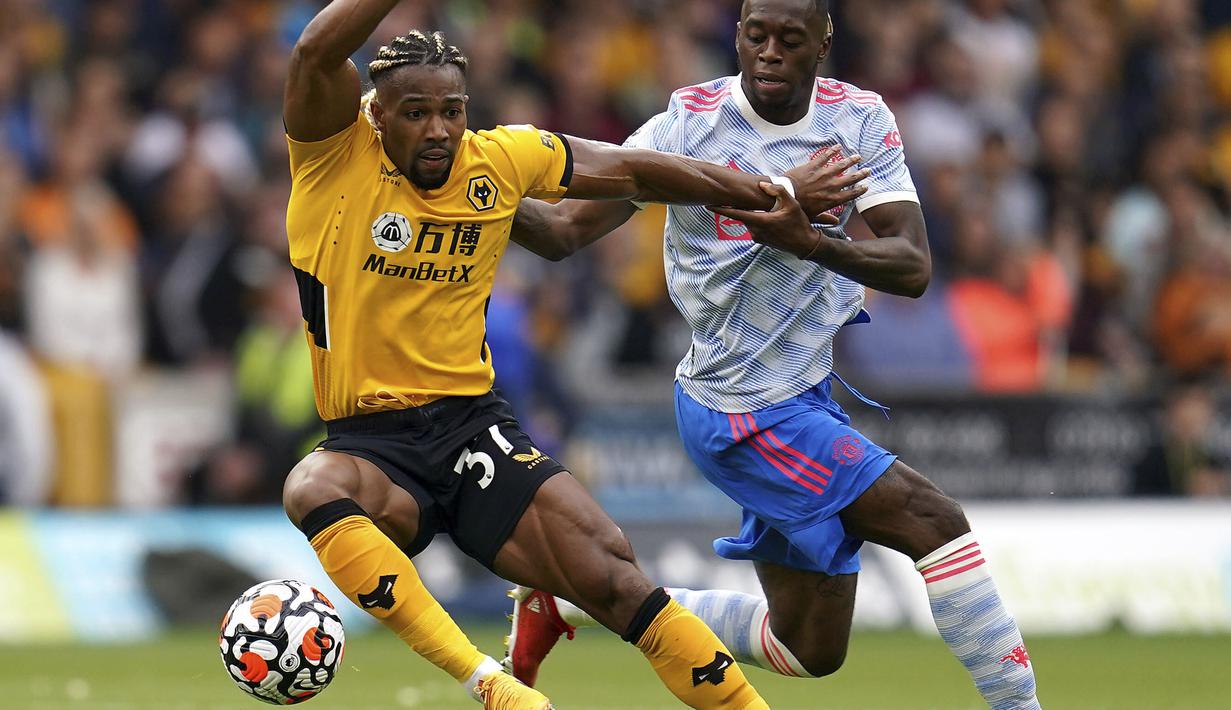 Wolves bermain menekan sejak awal pertandingan babak pertama. Mereka bahkan hampir saja unggul terlebih dahulu jika bola sepakan Tricano tidak dihentikan oleh Aaron Wan-Bissaka (kanan) sebelum melewati garis gawang. (Foto: PA via AP/Nick Potts)