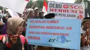 Petani berorasi saat unjuk rasa di depan Istana Negara, Jakarta, Kamis (11/12). Mereka menuntut pemerintah menghentikan kriminalisasi pejuang lingkungan hidup sebagai bentuk implementasi Pasal 66 UU Nomor 32/20. (Liputan6.com/Immanuel Antonius)