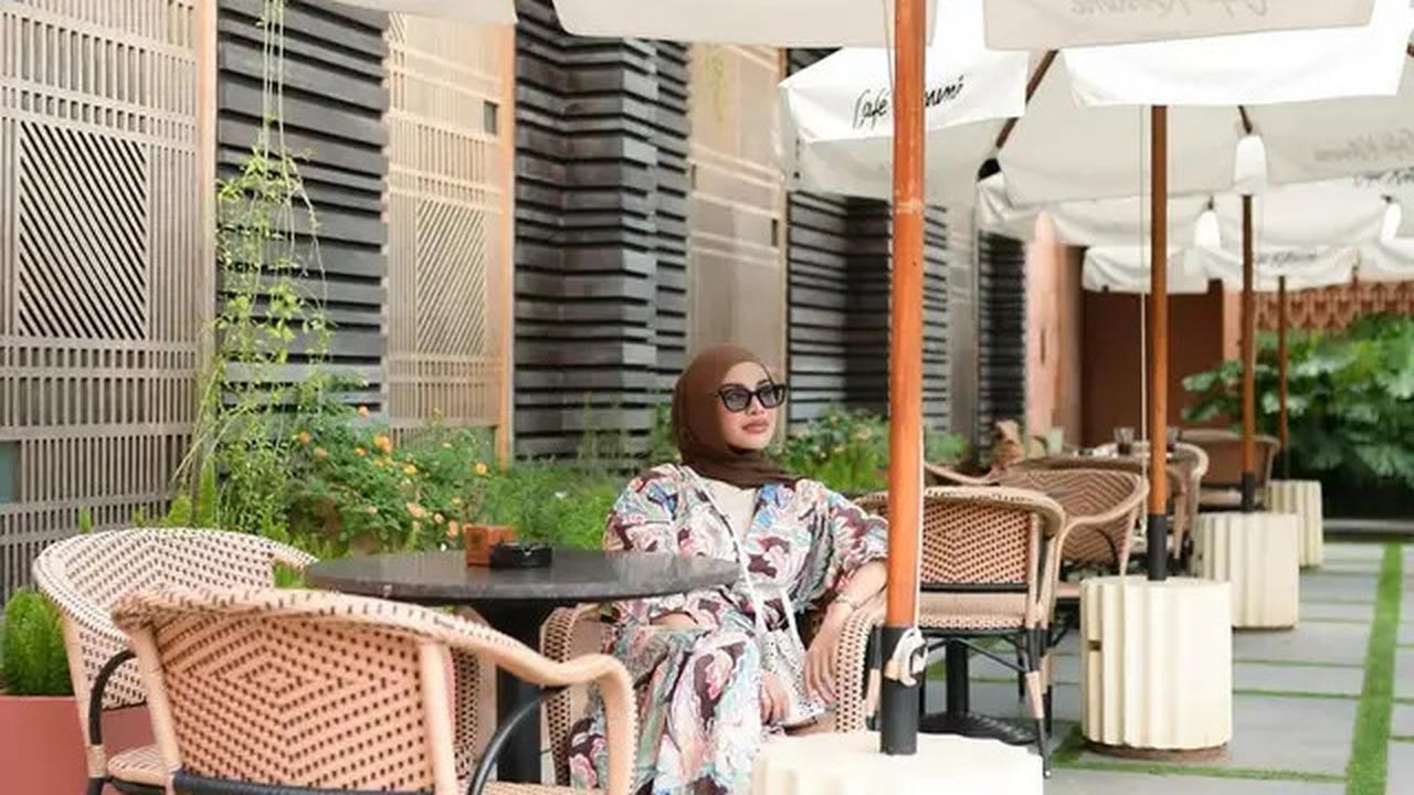 Gaya Aurel Hermansyah Terbaru saat Nongkrong di Kafe Bali, Anggun dengan Dress Flowy dan Tas Putih