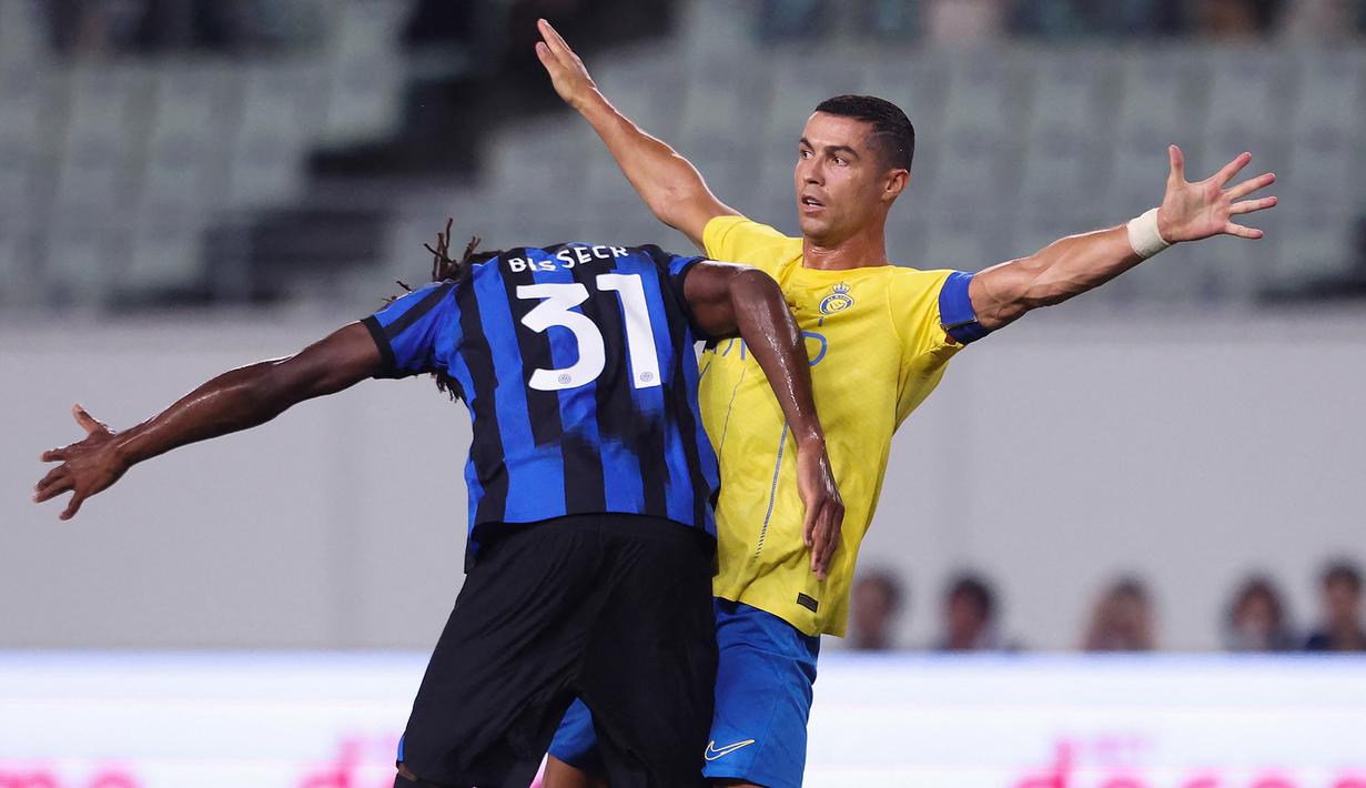 Cristiano Ronaldo bersama Al Nassr total telah bertanding dalam 6 laga pramusim menjelang musim 2023/2024 bergulir. Terakhir, Al Nassr ditahan imbang Inter Milan 1-1 dalam laga yang digelar di Nagai Stadium, Osaka, Jepang, Kamis (27/7/2023) sore WIB. Al Nassr unggul terlebih dahulu melalui gol Abdulrahman Ghareeb pada menit ke-23. Inter Milan sukses menyamakan skor pada menit ke-44 lewat gol Davide Frattesi. Dengan hasil ini, Cristiano Ronaldo tercatat masih mandul dalam 6 laga pramusim. Dari 6 laga, Al Nassr mencatat 2 kali menang, 2 kali kalah dan 2 kali imbang. (AFP/Paul Miller)