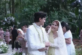 Intip penampilan spesial Nadin Amizah di hari pernikahan. [@cakecaine].