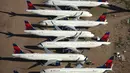 Pesawat komersial Delta yang dinonaktifkan dan ditangguhkan terlihat disimpan di Pinal Airpark, Marana, Arizona, Amerika Serikat, 16 Mei 2020. Pinal Airpark saat ini menampung lebih banyak pesawat akibat pandemi COVID-19. (Christian Petersen/Getty Images/AFP)