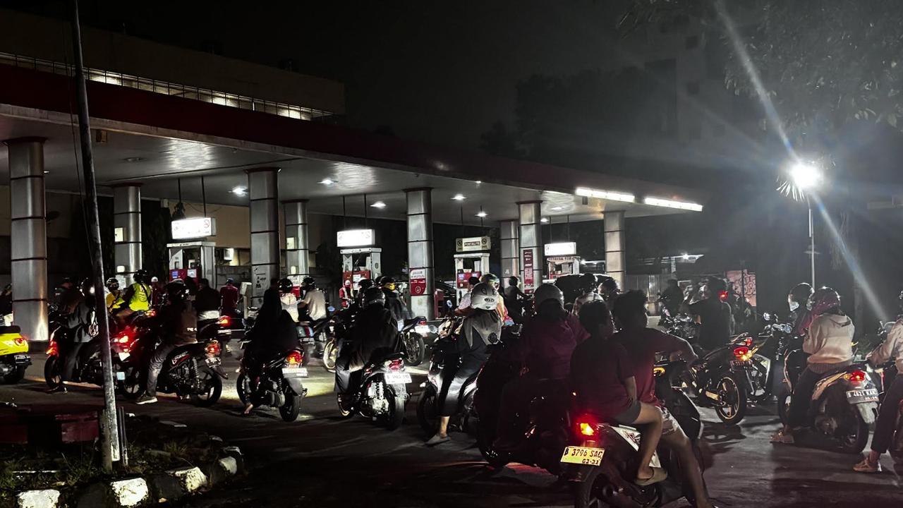 Antrean BBM Mengular di SPBU Jaksel, Warga Lega Harga Tak Jadi Naik