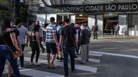 Antrean pengunjung memasuki pusat perbelanjaan yang kembali dibuka di Paulista Avenue, Sao Paulo, Kamis (11/6/2020). Kota terpadat di Brasil, Sao Paulo telah mengizinkan pertokoan dan pusat perbelanjaan kembali beroperasi ketika jumlah kasus Covid-19 di kota itu masih tinggi. (NELSON ALMEIDA/AFP)