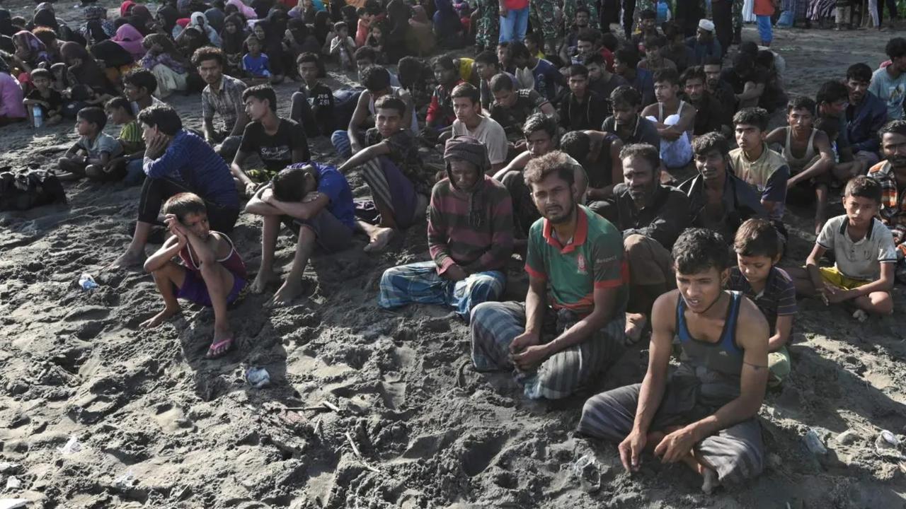 Perahu-perahu kayu yang membawa sekitar 400 etnis Rohingya kembali tiba di provinsi Aceh, Indonesia pada hari Minggu (10/12/2023) Informasi ini telah dikonfirmasi dari ketua komunitas nelayan Aceh.<br>