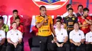 <p>Andritany Ardhiyasa menyapa para Jakmania Yang hadir di acara launching tim dan jersey Persija Jakarta Yang berlangsung di Jakarta International Stadium (JIS), Rabu (7/8/2024) malam WIB.</p>