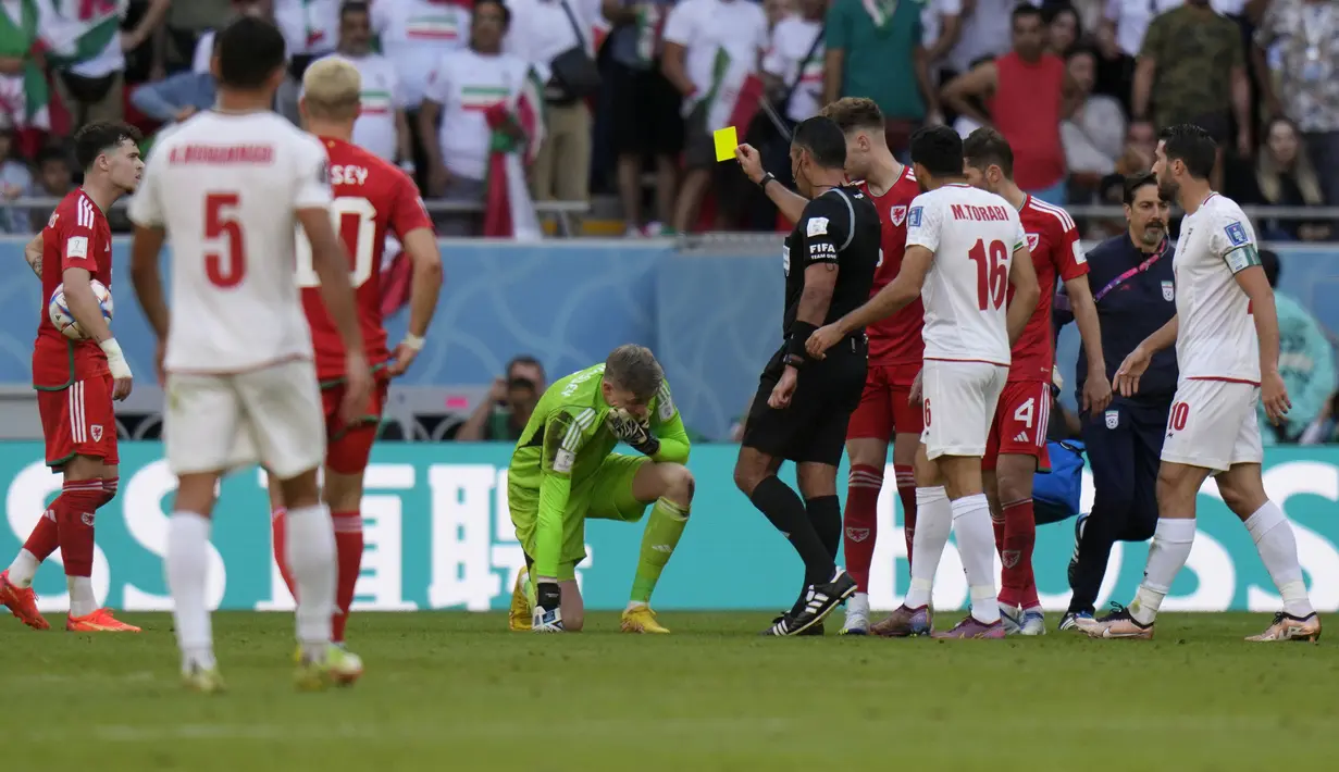 Awalnya, wasit Mario Alberto Escobar Toca memberikan kartu kuning terhadap pelanggaran yang dilakukan oleh Wayne Hennessey. (AP/Frank Augstein)