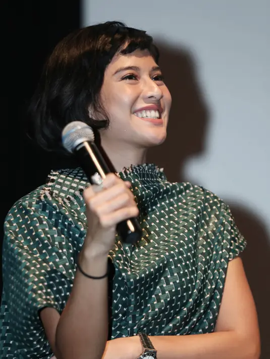 Pemeran Cinta dalam film Ada Apa Dengan Cinta itu dituntut untuk fasih menggunakan bahasa Jawa dan juga diwajibkan mampu bicara dalam bahasa Belanda. (Galih W. Satria/Bintang.com)