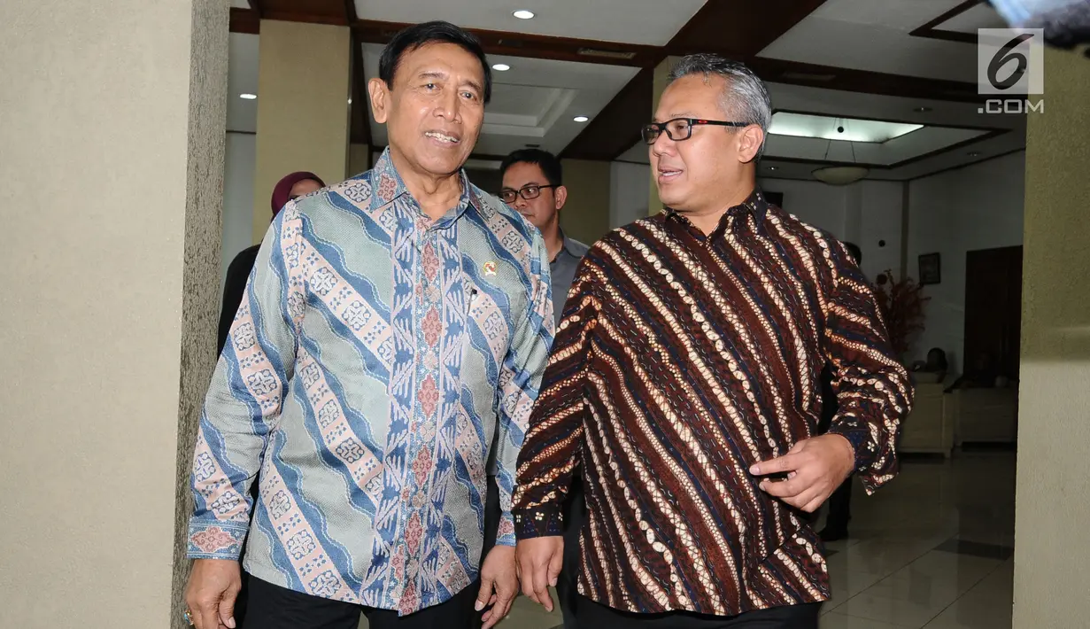 Menko Polhukam Wiranto (kiri) bersama Ketua KPU, Arief Budiman berjalan bersama jelang melakukan pertemuan di Gedung KPU, Jakarta, Selasa (6/3). Pertemuan berlangsung sekitar satu jam dan tertutup. (Liputan6.com/Helmi Fithriansyah)