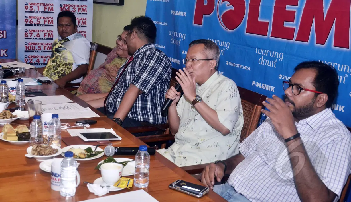 Anggota Komisi III DPR Arsul Sani (kedua kanan) saat menjadi pembicara dalam diskusi "Telenovela KPK-Polri" di Cikini, Jakarta, Sabtu (2/5/2015). Diskusi tersebut membahas hubungan antara KPK dan Polri yang kembali memanas. (Liputan6.com/Helmi Afandi) 