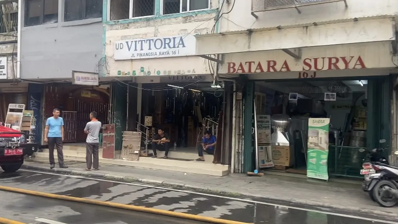 Sejumlah ruko di kawasan Glodok Plaza masih tetap beroperasi, pasca kebakaran yang terjadi Rabu 15 Januari 2025 malam.