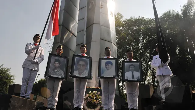 Mahasiswa Trisakti Tabur Bunga Kenang Tragedi Mei 1998