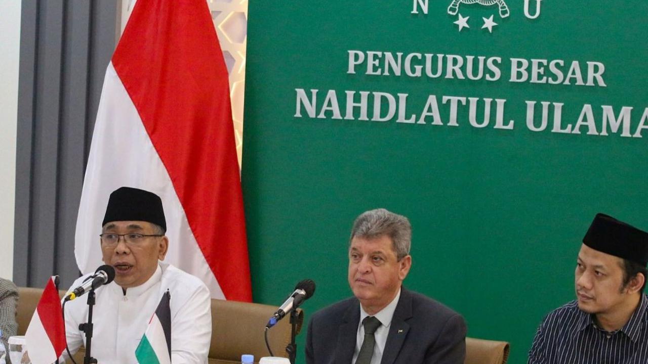 Duta besar Palestina untuk Indonesia Zuhair Al Shun (kanan) bersama Ketua Umum PBNU Yahya Cholil Staquf memberikan keterangan pers usai melakukan pertemuan di gedung PBNU, Jakarta, Senin (5/8/2024). Foto: merdeka.com / Arie Basuki<br>