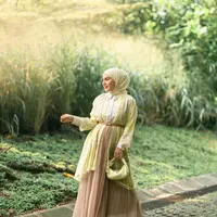 Kombinasi cardigan warna kuning cerah dengan tile skirt warna nude nggak kalah menarik. Lengkapi dengan hijab dan hand bag warna kuning senada. [@_irishbella_]
