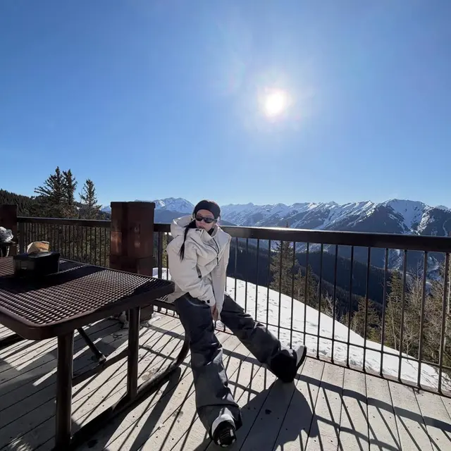 Gaya Jennie BLACKPINK Main Ski Tampil Monokrom Serba Moncler, Total Look Tembus Rp114,9 Juta