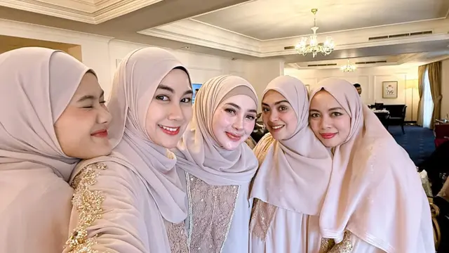 Vebby Palwinta salah satu bridesmaid Dara Arafah [@anisarahma_12]
