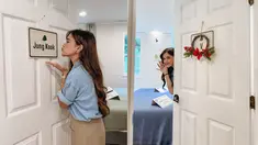 Sebagai penggemar berat boyband BTS, Audi Marissa mengunjungi lokasi syuting BTS In The Soop pada liburannya kali ini. Dalam unggahan Instagram, aktris 29 tahun itu tampak memperlihatkan dirinya memasuki kamar yang dipakai syuting ketujuh member idol Korea tersebut tahun 2020 lalu. (Liputan6.com/IG/@audimarissa)