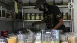 Pekerja melakukan perawatan ikan cupang hias di Galeri Simprug Betta Fish, Jakarta, Jumat (7/8/2020). Ikan cupang hias di sini dijual dengan harga Rp 50 ribu hingga Rp 3,5 juta per ekor. (Liputan6.com/Johan Tallo)