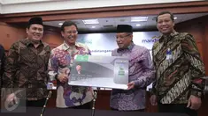 Ki-ka: Sekjen PBNU Helmy Faishal Zaini, Dirut Bank Mandiri Budi G Sadikin, Ketua PBNU KH Said Aqil Siradj dan Direktur Micro&Business Banking Bank Mandiri Tardi saat MoU kerjasama layanan keuangan, Jakarta, Kamis (17/3/2016). (Liputan6.com/Angga Yuniar)