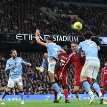 Pemain Liverpool, Virgil van Dijk, melepaskan tandukan kepala ke gawang Manchester City pada lanjutan Liga Inggris di Etihad Stadium, Minggu (09/11/2025) malam WIB. (AFP/Darren Staples)