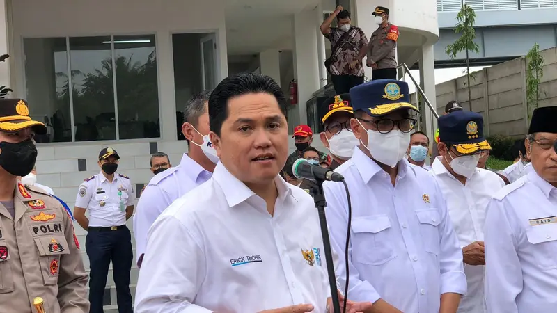 Menteri Perhubungan Budi Karya Sumadi bersama Menteri BUMN Erick Thohir dalam Peresmian Peningkatan Aksesibilitas dan Penataan Stasiun Pondok Ranji di Tangerang Selatan. (Tira Santia/Liputan6.com)