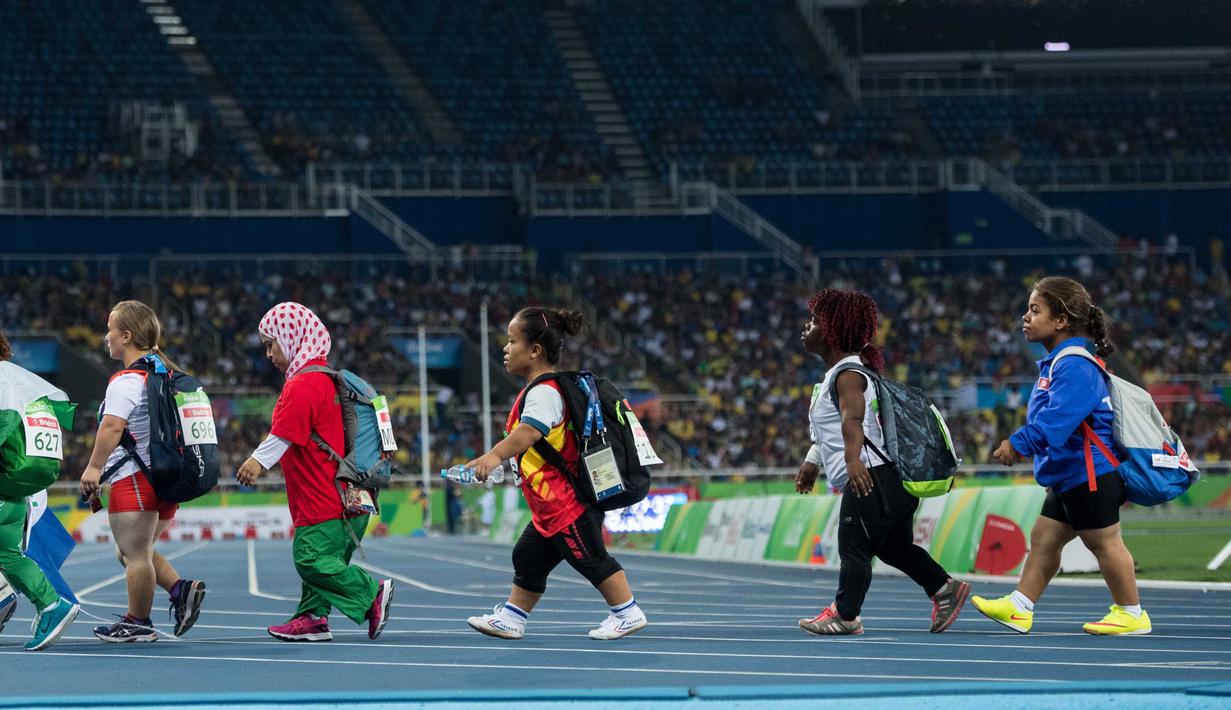 Atlet Paralimpik Rio 2016 meninggalkan arena usai berlaga pada final cabang Tolak peluru - F40 di Olympic Stadium, Rio de Janeiro, Brasil, (11/9/2016). (AFP/OIS/IOC/Bob Martin for OIS)