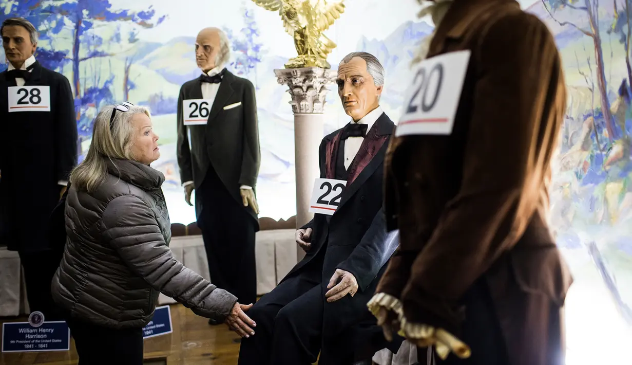 Pengunjung melihat patung Presiden AS yang dilelang oleh Museum Hall of Presidents di Gettysburg, Pennsylvania, Sabtu (14/1). Museum yang tutup pada November lalu tersebut menjual hampir seluruh koleksi mereka. (AP Photo/ SEAN SIMMERS)