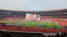 Tifo bertuliskan "Never Bow Down" menemani perjuangan Persija Jakarta saat menjamu Persib Bandung di Stadion Utama Gelora Bung Karno, Jakarta, Sabtu (12/9/2026). (Bola.com/Hery Kurniawan)