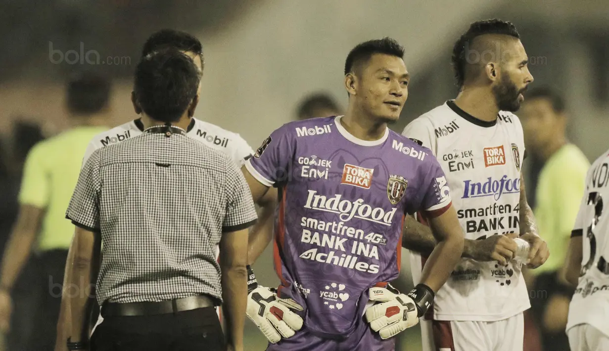 5. Wawan Hendrawan (Kiper) – Pria yang berjuluk Spider Wan ini adalah salah satu pemain penentu di Bali United. Kemampuanya dalam mematahkan tendangan lawan siap membuat frustasi penggawa Persija. (Bola.com/M Iqbal Ichsan)