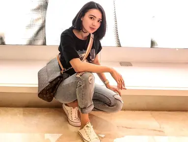 Kecantikan penyanyi dangdut kelahiran 26 Februari 1992 ini sudah menjadi rahasia umum. Sebagai publik figur, Wika Salim dituntut untuk berpenampilan menarik. Bak model profesional, Wika selalu punya cara agar penampilannya selalu modis dan tak membosankan. (Liputan6.com/IG/@wikasalim)