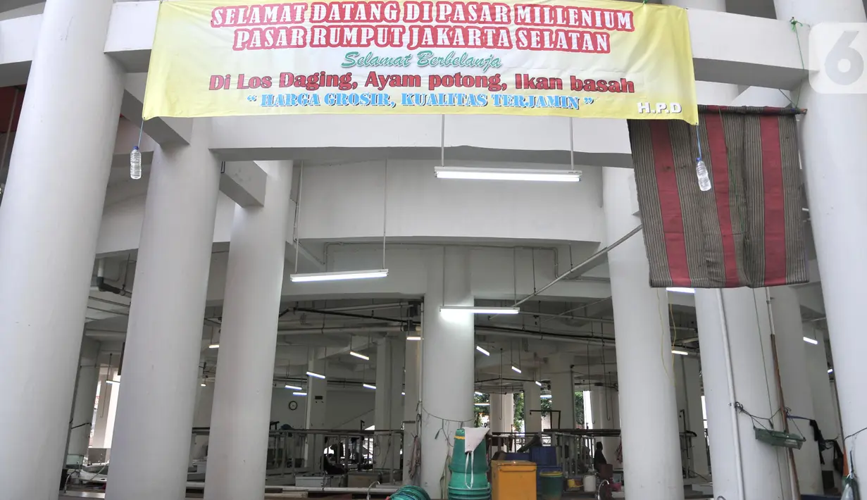 Penampakan los daging, ayam potong, dan ikan basah yang berada di pasar Rusunawa Pasar Rumput, Jakarta, Selasa (15/10/2019). Pasar yang berada di Rusunawa Pasar Rumput terdiri dari dua lantai. (merdeka.com/Iqbal Nugroho)