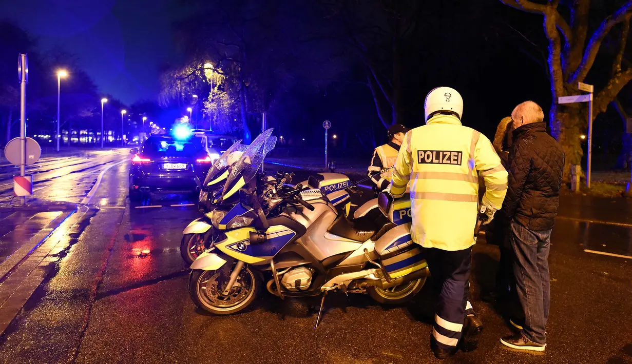 Petugas kepolisian berjaga di luar Stadion HDI Arena, Hanover, Selasa (17/11). Pertandingan persahabatan antara Jerman melawan Belanda di stadion tersebut dibatalkan beberapa saat menjelang kick off setelah adanya ancaman bom. (REUTERS/Fabian Bimmer)