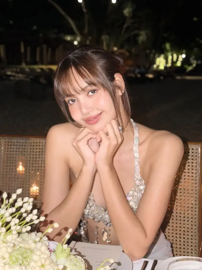 Lisa BLACKPINK Curi Perhatian Tampil dengan Makeup Natural dan Rambut Berponi Khasnya