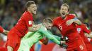 Para pemain Inggris melakukan selebrasi usai mengalahkan Kolombia pada laga 16 besar Piala Dunia di Stadion Spartak, Selasa (3/7/2018). Inggris menang 4-3 atas Kolombia lewat adu penalti. (AP/Victor R. Caivano)