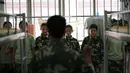 Beberapa siswa perempuan terlihat menerima instruksi ala militer di Pusat Pendidikan Qide, Beijing, 10/6/2014. (REUTERS/Kim Kyung-Hoon)