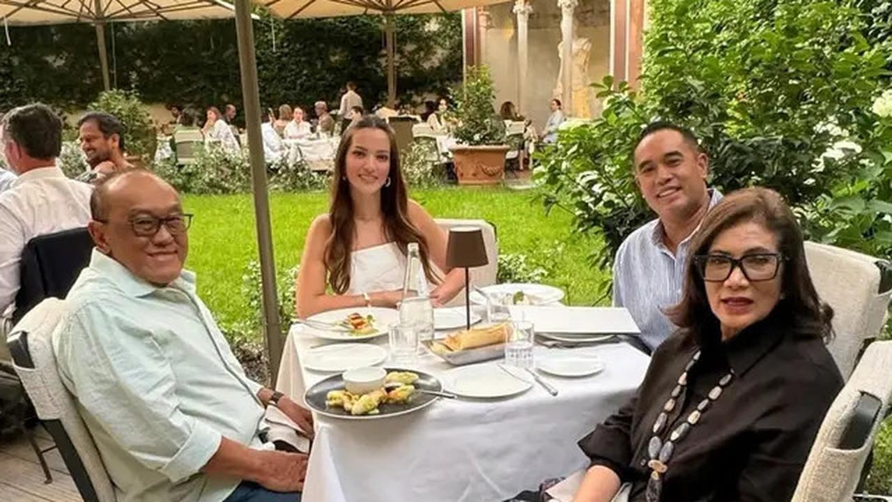 7 Potret Kedekatan Nia Ramadhani dan Aburizal Bakrie, Mertua Rasa Ayah Kandung