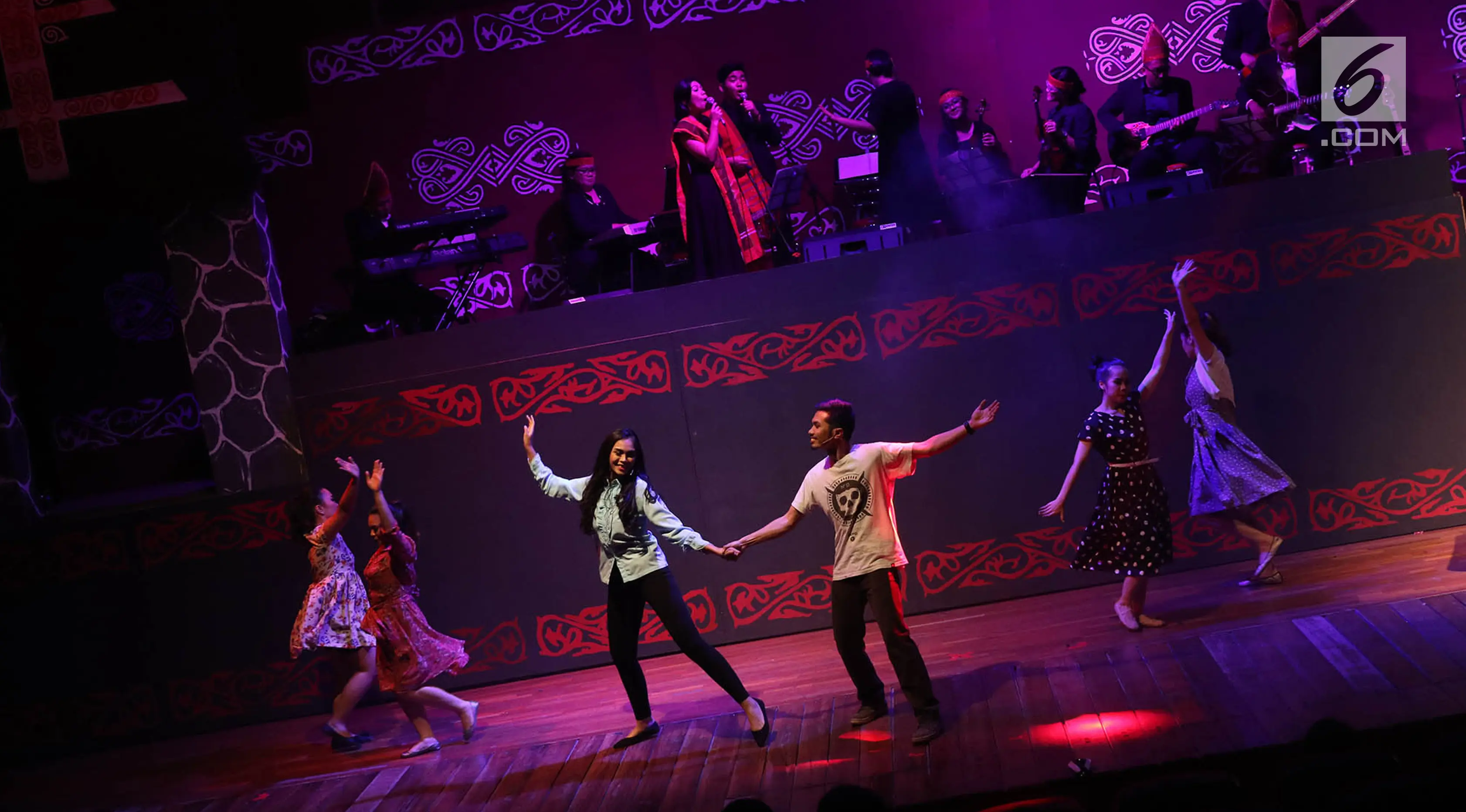 Suasana pentas teater bertajuk 'Poda' di Usmar Ismail Hall, Jakarta, Sabtu (2/9). Teater Poda juga diadakan dalam rangka memperingati Hari Kebangkitan Pemuda Parheheon NHKBP Kebayoran Baru tahun 2017. (Liputan6.com/Immanuel Antonius)